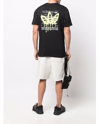 schwarzes T-Shirt mit einem Rundhalsausschnitt von adidas