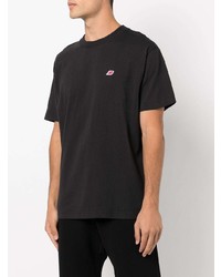 schwarzes T-Shirt mit einem Rundhalsausschnitt von New Balance