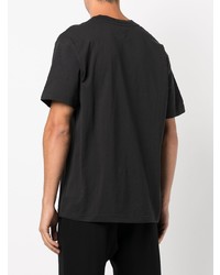 schwarzes T-Shirt mit einem Rundhalsausschnitt von New Balance