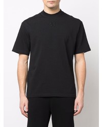schwarzes T-Shirt mit einem Rundhalsausschnitt von 44 label group