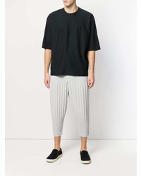 schwarzes T-Shirt mit einem Rundhalsausschnitt von Homme Plissé Issey Miyake