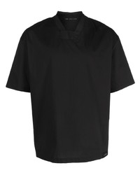 schwarzes T-Shirt mit einem Rundhalsausschnitt von Low Brand