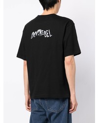 schwarzes T-Shirt mit einem Rundhalsausschnitt von DOMREBEL