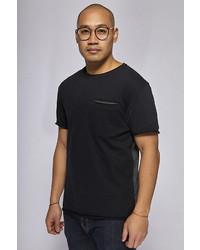 schwarzes T-Shirt mit einem Rundhalsausschnitt von Mazine T-Shirt mit Brusttasche