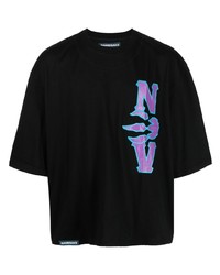schwarzes T-Shirt mit einem Rundhalsausschnitt von NAMESAKE