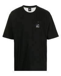 schwarzes T-Shirt mit einem Rundhalsausschnitt von New Balance