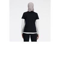 schwarzes T-Shirt mit einem Rundhalsausschnitt von New Balance