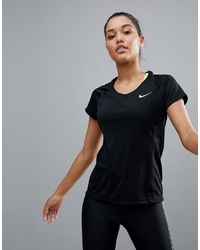 schwarzes T-Shirt mit einem Rundhalsausschnitt von Nike Running