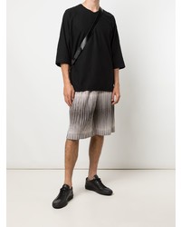 schwarzes T-Shirt mit einem Rundhalsausschnitt von Homme Plissé Issey Miyake