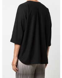 schwarzes T-Shirt mit einem Rundhalsausschnitt von Homme Plissé Issey Miyake