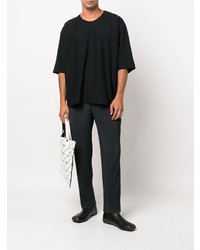 schwarzes T-Shirt mit einem Rundhalsausschnitt von Homme Plissé Issey Miyake