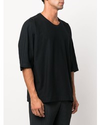 schwarzes T-Shirt mit einem Rundhalsausschnitt von Homme Plissé Issey Miyake