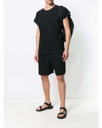 schwarzes T-Shirt mit einem Rundhalsausschnitt von Homme Plissé Issey Miyake