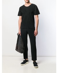 schwarzes T-Shirt mit einem Rundhalsausschnitt von Homme Plissé Issey Miyake