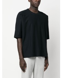 schwarzes T-Shirt mit einem Rundhalsausschnitt von Homme Plissé Issey Miyake