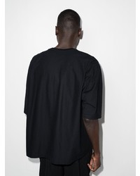 schwarzes T-Shirt mit einem Rundhalsausschnitt von Homme Plissé Issey Miyake