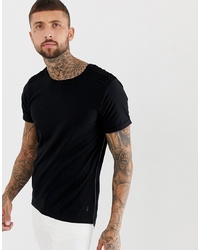 schwarzes T-Shirt mit einem Rundhalsausschnitt von Ringspun
