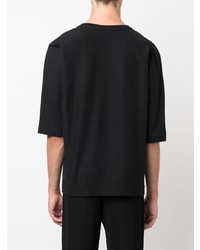 schwarzes T-Shirt mit einem Rundhalsausschnitt von Homme Plissé Issey Miyake