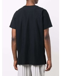 schwarzes T-Shirt mit einem Rundhalsausschnitt von Homme Plissé Issey Miyake