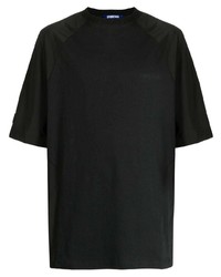 schwarzes T-Shirt mit einem Rundhalsausschnitt von Spoonyard