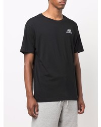 schwarzes T-Shirt mit einem Rundhalsausschnitt von New Balance