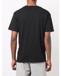 schwarzes T-Shirt mit einem Rundhalsausschnitt von New Balance