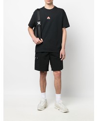 schwarzes T-Shirt mit einem Rundhalsausschnitt von Nike