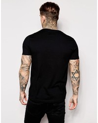 schwarzes T-Shirt mit einem Rundhalsausschnitt von Asos