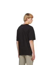 schwarzes T-Shirt mit einem Rundhalsausschnitt von Essentials