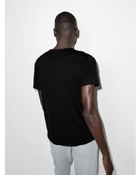 schwarzes T-Shirt mit einem Rundhalsausschnitt von ORGANIC BASICS