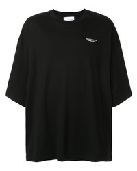 schwarzes T-Shirt mit einem Rundhalsausschnitt von Yoshiokubo