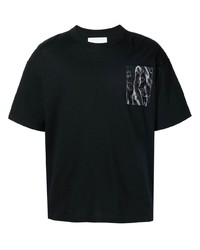 schwarzes T-Shirt mit einem Rundhalsausschnitt von Yoshiokubo