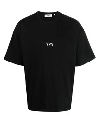 schwarzes T-Shirt mit einem Rundhalsausschnitt von YOUNG POETS