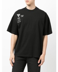 schwarzes T-Shirt mit einem Rundhalsausschnitt von Yoshiokubo