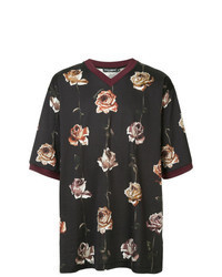 schwarzes T-Shirt mit einem V-Ausschnitt mit Blumenmuster