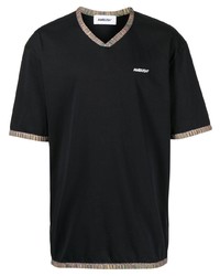 schwarzes T-Shirt mit einem V-Ausschnitt von Ambush