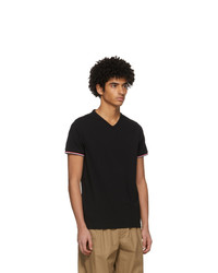 schwarzes T-Shirt mit einem V-Ausschnitt von Moncler