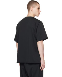 schwarzes T-Shirt mit einem V-Ausschnitt von RAINMAKER KYOTO