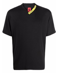 schwarzes T-Shirt mit einem V-Ausschnitt von Ferrari