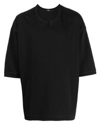 schwarzes T-Shirt mit einem V-Ausschnitt von FIVE CM