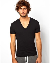 schwarzes T-Shirt mit einem V-Ausschnitt von Hom