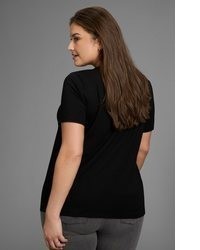 schwarzes T-Shirt mit einem V-Ausschnitt von Laura Scott CURVE