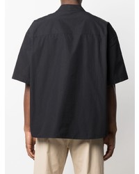 schwarzes T-Shirt mit einem V-Ausschnitt von Ambush