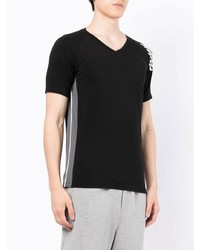 schwarzes T-Shirt mit einem V-Ausschnitt von Emporio Armani