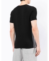 schwarzes T-Shirt mit einem V-Ausschnitt von Emporio Armani