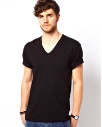 schwarzes T-Shirt mit einem V-Ausschnitt