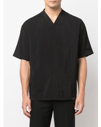 schwarzes T-Shirt mit einem V-Ausschnitt von Low Brand