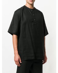 schwarzes T-shirt mit einer Knopfleiste von Lemaire