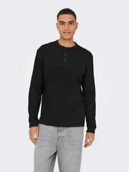 schwarzes T-shirt mit einer Knopfleiste von ONLY & SONS