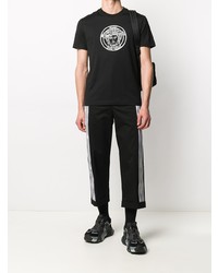 schwarzes und silbernes bedrucktes T-Shirt mit einem Rundhalsausschnitt von Versace